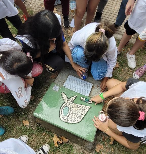 Las escuelas públicas construyen memoria en Plaza Irlanda